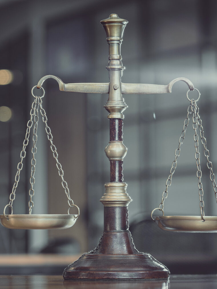 Schalenwaage. Die Schalen sind leer und befinden sich auf gleicher Höhe